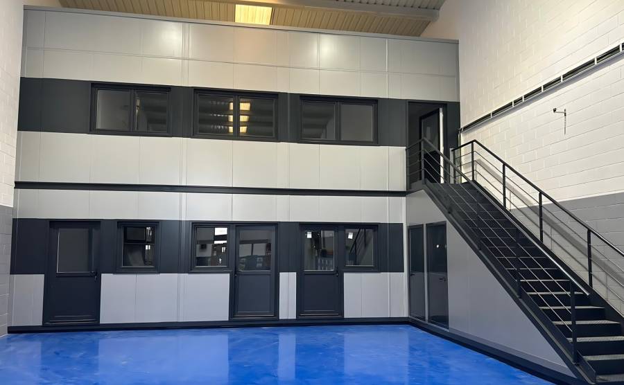 Oficina modular de dos plantas integrada en nave industrial por 3D Modular, optimizando espacio operativo